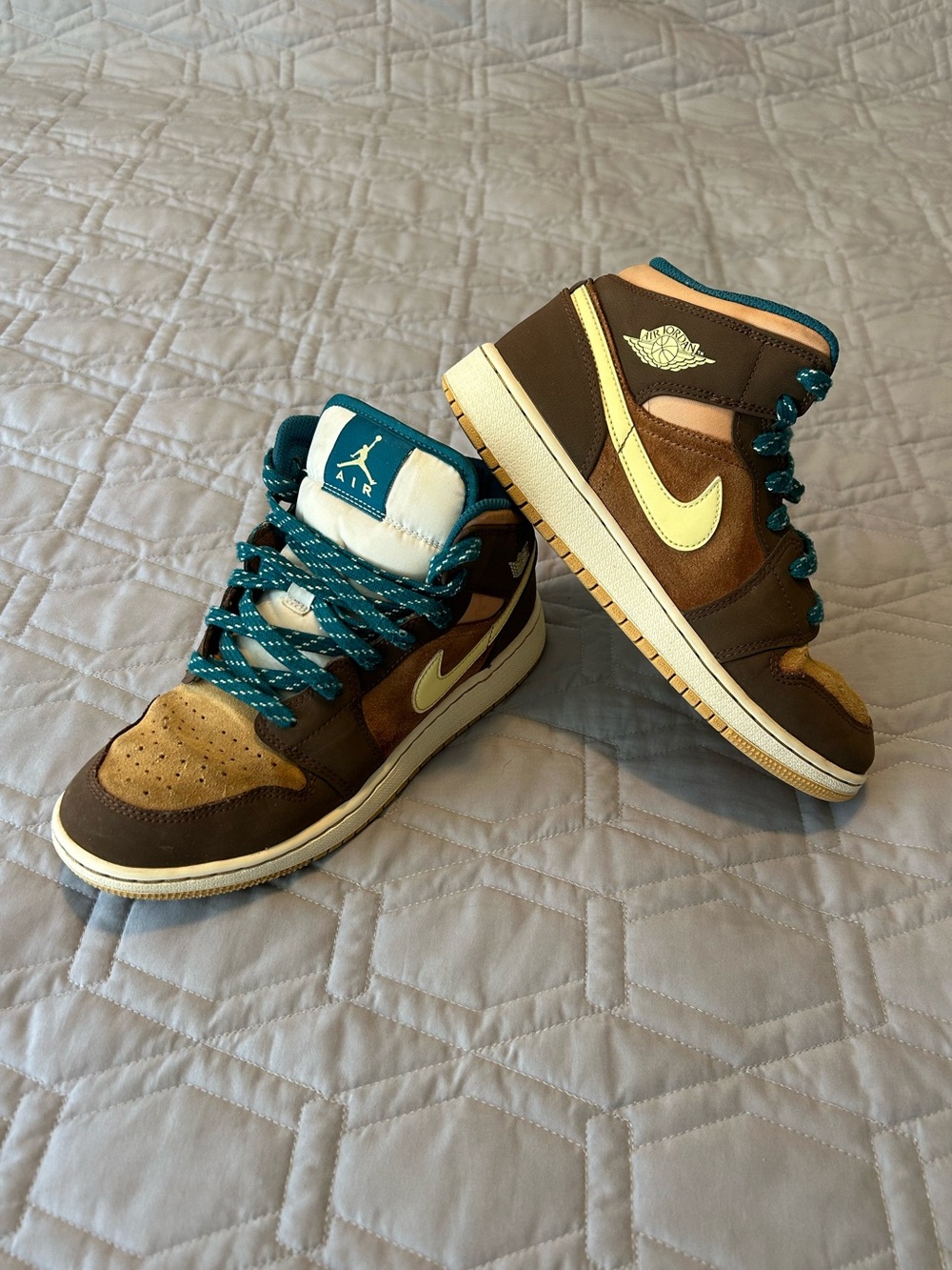 Nike Air Jordan 1 Mid SE GS ‘Cacao Wow’ Sneakers Size 6.5Y